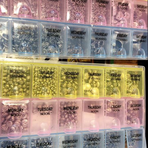 Pampilles rangées dans un pilulier à l'atelier de Frédéric Marey